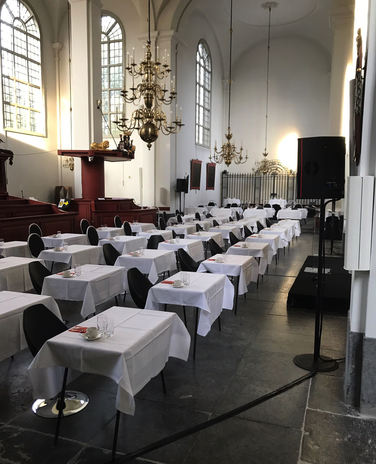 images/kerkzaal met tafels.jpg